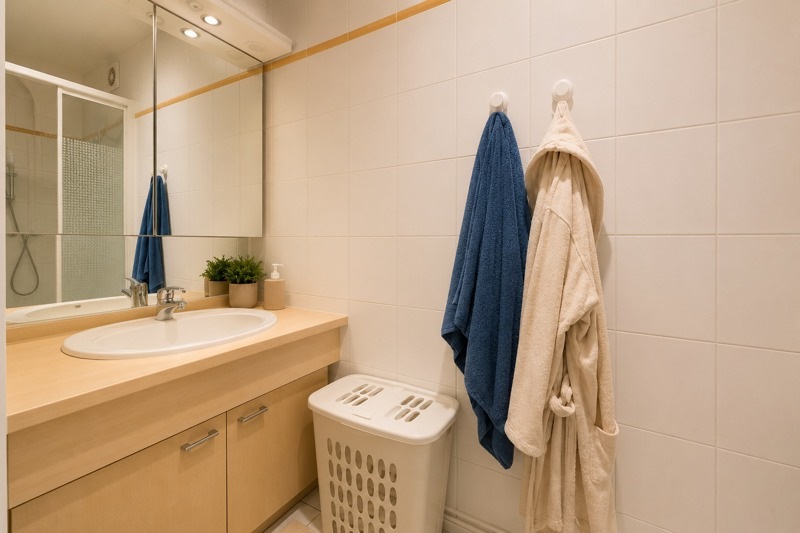 Salle de bains avec baignoire et meuble vasque